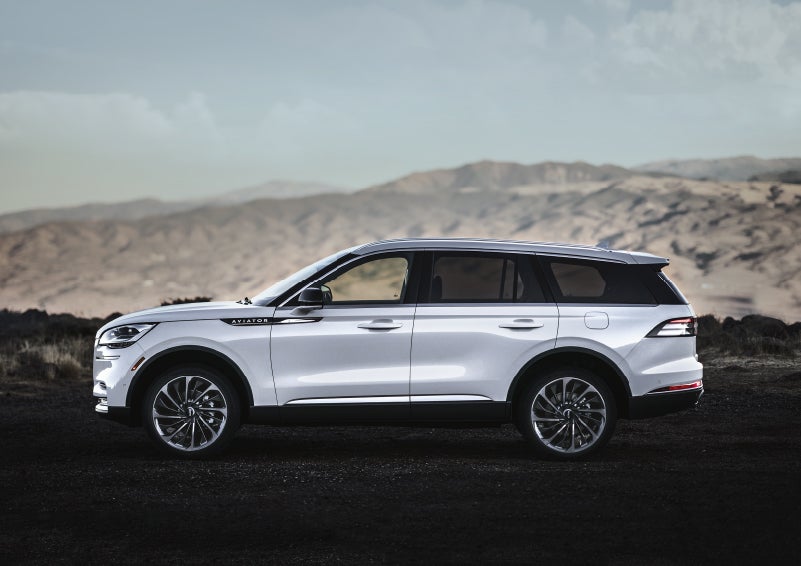 A Lincoln Aviator® SUV is parked on a scenic mountain overlook | Rogers Lincoln in Midland TX