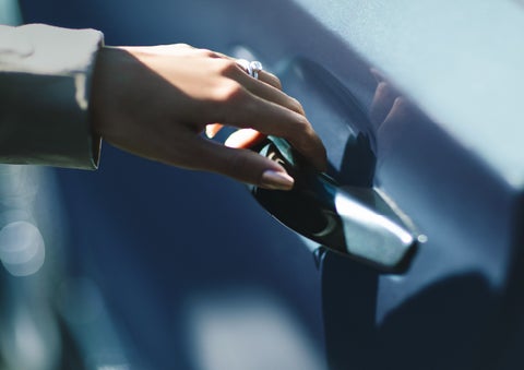 A hand gracefully grips the Light Touch Handle of a 2024 Lincoln Aviator® SUV to demonstrate its ease of use | Rogers Lincoln in Midland TX