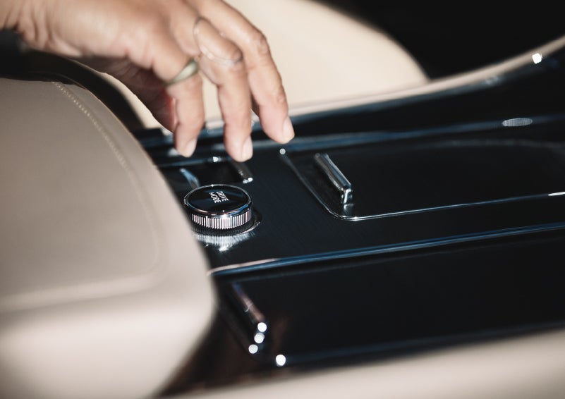 A hand reaching for the Lincoln Drive Modes knob of a 2024 Lincoln Aviator® SUV | Rogers Lincoln in Midland TX