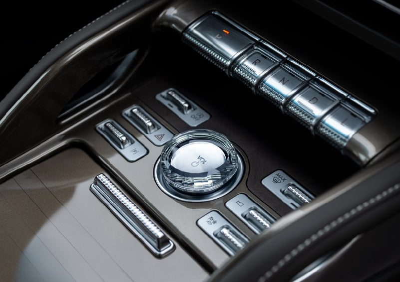 A crystal-inspired volume knob is shown in the center floor console of a 2024 Lincoln Nautilus® SUV. | Rogers Lincoln in Midland TX
